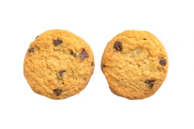 Beyaz arkaplanda izole edilmiş çikolatalı kurabiye.