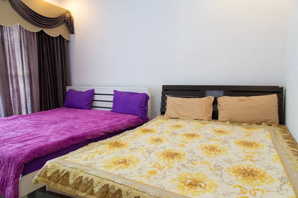 タイのホテルの部屋のベッド. — ストック写真
