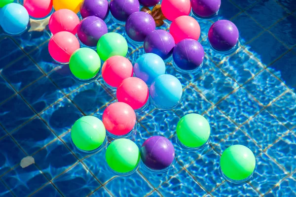 Барвисті пластикові кульки в басейні, будинок вілли басейну . — стокове фото