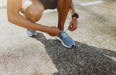 Koşucu koşu ayakkabıları çalıştırmak için hazırlanıyor çalışıyor. Sağlıklı yaşam tarzı.