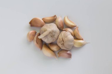 Beyaz arka planda sarımsak.