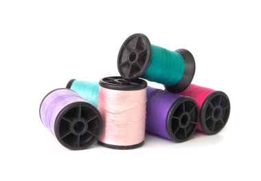 Beyaz arka plan üzerinde izole iplik bobin.