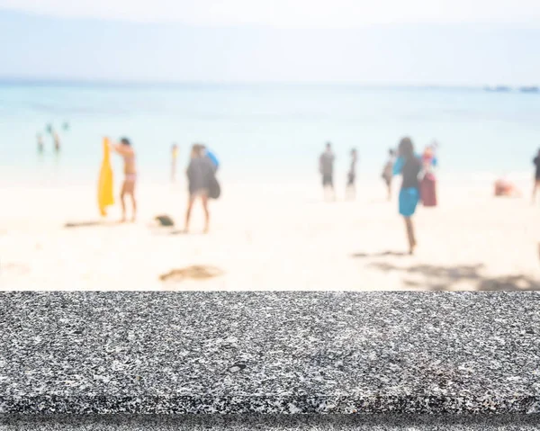 Marmor Stein Tischplatte und verschwimmen Hintergrund des Strandes. — Stockfoto