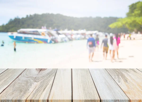 Holz Tischplatte und verschwimmen Hintergrund des Strandes. — Stockfoto