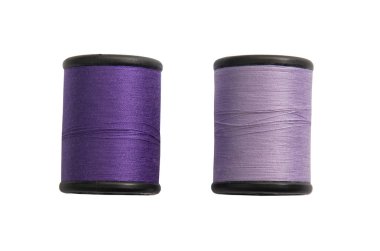 Beyaz arka plan üzerinde izole iplik bobin.