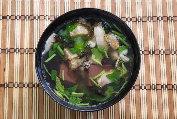 'Tom Lued Moo' Thai stil blod gelé med slaktbiprodukter soppa på trä bakgrund. — Stockfoto