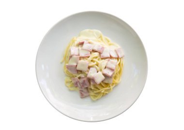 Spagetti carbonara beyaz arka plan üzerinde izole pastırma ile.