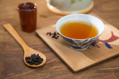 Çay Kupası ve çaydanlık ahşap tablo, yakın çekim.