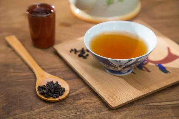 Teetasse Und Teekanne Auf Holztisch Nahaufnahme — Stockfoto