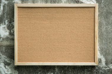 Mantar pano duvar arka plan üzerinde ahşap çerçeve ile.