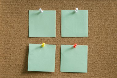 Mantar pano için boş kağıt notları ile kısa mesaj Ekle.