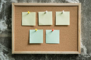 Kağıt Not mantar tahta üzerinde toplu iğne. Boş notlar için kısa mesaj ekleyin. Etiket Not.