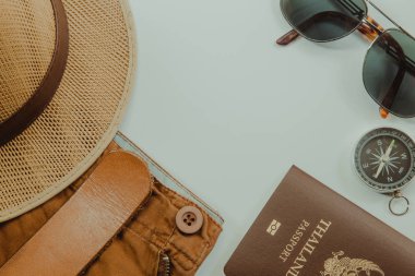 Seyahat Aksesuarları ve kostüm kopya alanı, beyaz zemin üzerine seyahat kavramı.
