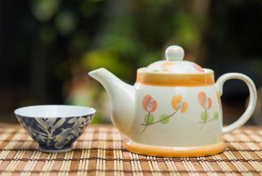 Çaydanlık ve ahşap masa, zaman kırma çay sıcak çay.