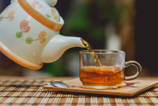Налить Чай Чайником Деревянный Стол Перерыв Времени — стоковое фото
