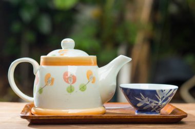 Çaydanlık ve ahşap masa, zaman kırma çay sıcak çay.