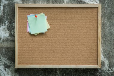 Kağıt Not mantar tahta üzerinde toplu iğne. Boş notlar için kısa mesaj ekleyin. Etiket Not.