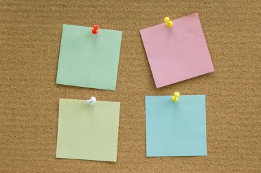 Mantar pano için boş kağıt notları ile kısa mesaj Ekle.