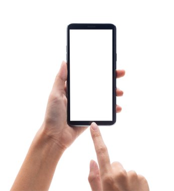 Siyah akıllı telefonu tutan ve boş ekrana dokunan kadın beyaz arka planda kırpma yolu ile izole edilmiş..