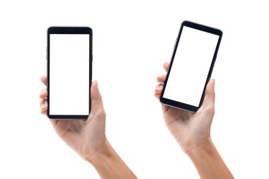 Beyaz arkaplanda kırpma yolu ile izole edilmiş boş ekran ile siyah akıllı telefonu tutan bir kadın seti.