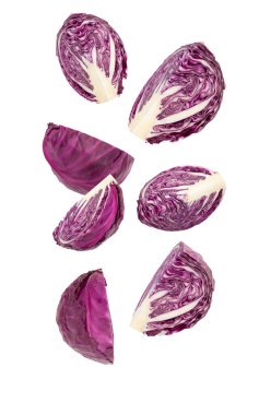 Kesilmiş kırmızı lahana kesme yolu ile beyaz arkaplanda izole düşüyor.