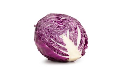 Yarı kırmızı lahana, yarı izole beyaz arka planda kırpma yolu var.