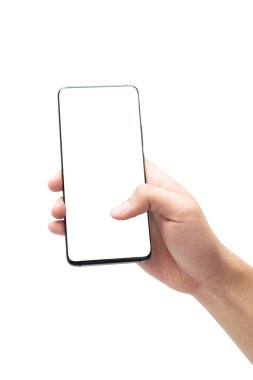 Siyah akıllı telefonu tutan ve boş ekrana dokunan erkek el kırpma yolu ile beyaz arkaplanda izole edilmiş..