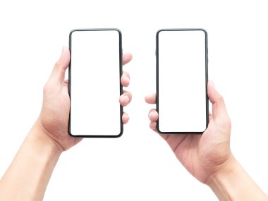 Beyaz arkaplanda kırpma yolu ile izole edilmiş boş ekran ile siyah akıllı telefonu tutan bir erkek eli seti.