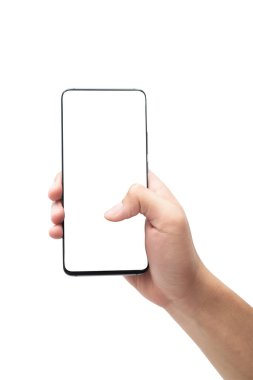 Siyah akıllı telefonu tutan ve boş ekrana dokunan erkek el kırpma yolu ile beyaz arkaplanda izole edilmiş..