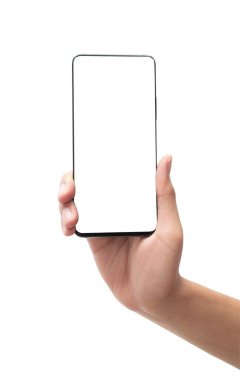 Beyaz arkaplanda kırpma yolu ile izole siyah ekranlı akıllı telefonu tutan erkek el.