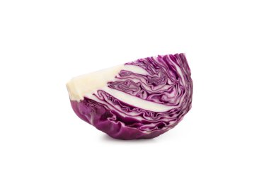 Kırmızı lahana dilimleyin ve kesme yolu ile beyaz arka planda yarı izole