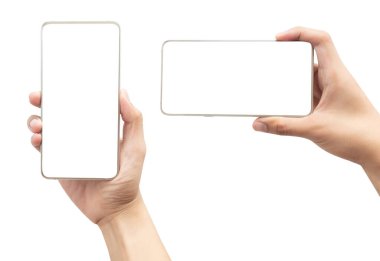 Beyaz arkaplanda kırpma yolu ile izole edilmiş boş ekran ile altın akıllı telefonu tutan bir erkek el seti.