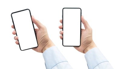 Beyaz arkaplanda kırpma yolu ile izole siyah ekranlı akıllı telefonu tutan bir grup işadamı.