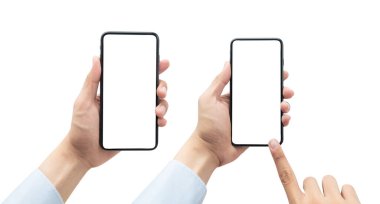 Beyaz arkaplanda kırpma yolu ile izole siyah ekranlı akıllı telefonu tutan bir grup işadamı.