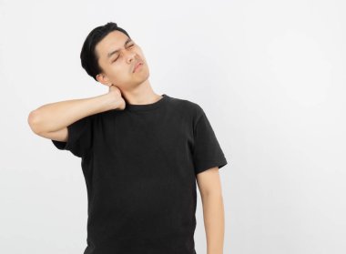 Beyaz arka planda izole edilmiş yakışıklı Asyalı erkek boyun ağrısı..