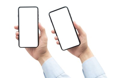Beyaz arkaplanda kırpma yolu ile izole edilmiş boş ekran ile altın akıllı telefonu tutan bir grup iş adamı el.
