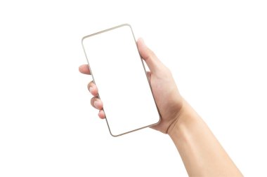 Beyaz arkaplanda kırpma yolu ile izole edilmiş boş ekran ile altın akıllı telefonu tutan erkek el.