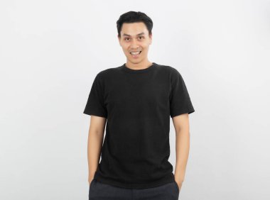 Asyalı yakışıklı adam diş telleriyle gülümsüyor ve beyaz arka planda izole edilmiş kameraya bakıyor..