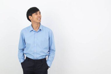 Genç yakışıklı Asyalı iş adamı beyaz arka planda izole edilmiş bir yere bakarken bir fikir düşünüyor..