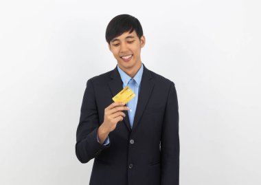 Genç yakışıklı Asyalı iş adamı beyaz arka planda izole edilmiş kredi kartı arıyor..