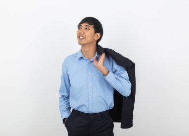 Genç yakışıklı Asyalı iş adamı beyaz arka planda izole edilmiş bir yere bakarken bir fikir düşünüyor..