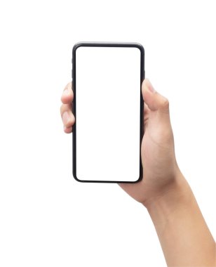 Beyaz arkaplanda kırpma yolu ile izole siyah ekranlı akıllı telefonu tutan erkek el.