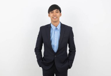 Yakışıklı Asyalı iş adamı beyaz arka planda izole edilmiş kameraya bakıyor..