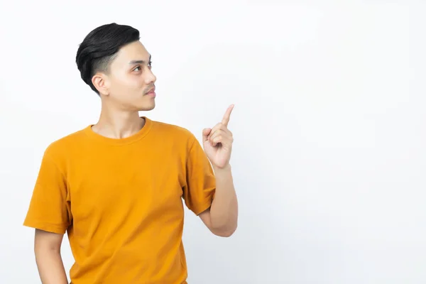 Glücklicher Gesunder Junger Asiatischer Mann Lächelt Mit Dem Finger Nach — Stockfoto