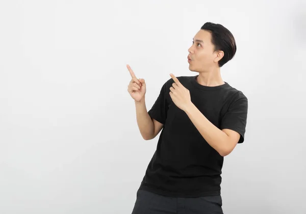 Jovem Asiático Homem Com Camisa Preta Apontando Para Lado Com — Fotografia de Stock