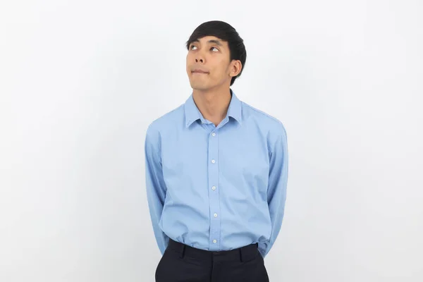 Jovem Bonito Asiático Homem Negócios Pensando Uma Ideia Enquanto Olha — Fotografia de Stock