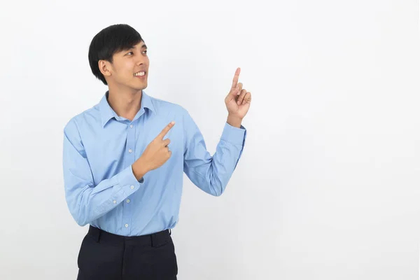 Jovem Asiático Homem Negócios Com Camisa Azul Apontando Para Lado — Fotografia de Stock