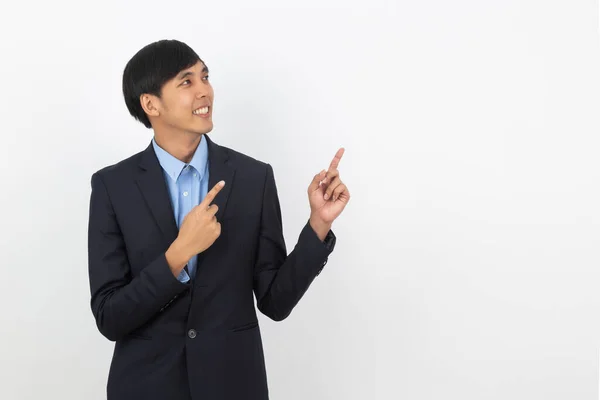 Молодий Азіатський Бізнесмен Вказує Бік Пальцем Щоб Представити Продукт Або — стокове фото