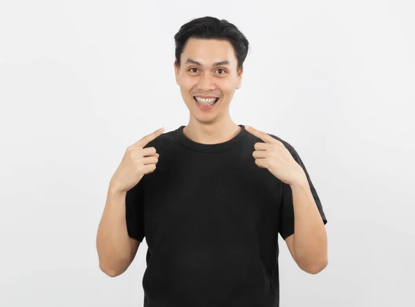 Junge Gut Aussehende Asiatische Mann Lächelt Mit Zahnspange Und Schaut — Stockfoto