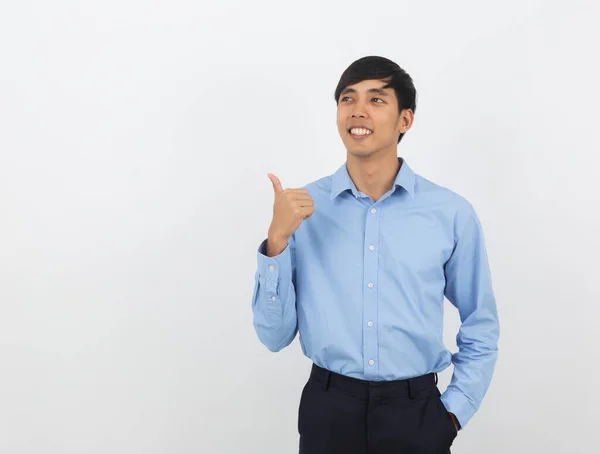 Fiatal Jóképű Ázsiai Üzletember Mosolyog Mutatja Hüvelykujját Elszigetelt Fehér Háttér — Stock Fotó
